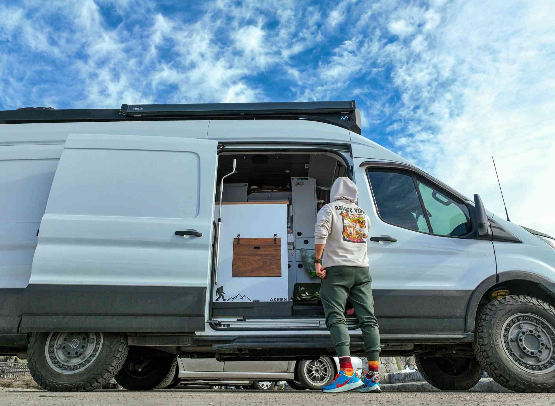 Ein weißer Lastwagen parkte in der Nähe eines weißen Gebäudes.